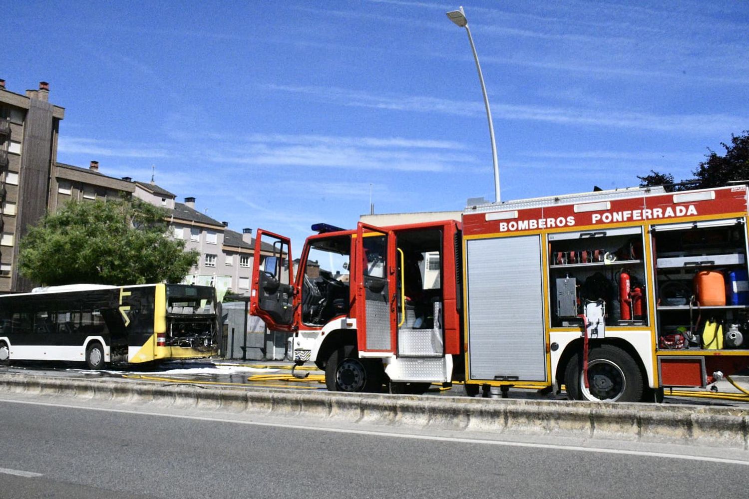 Autobús incendiado frente al Campus de Ponferrada (3) Autobús incendiado frente al Campus de Ponferrada (3)