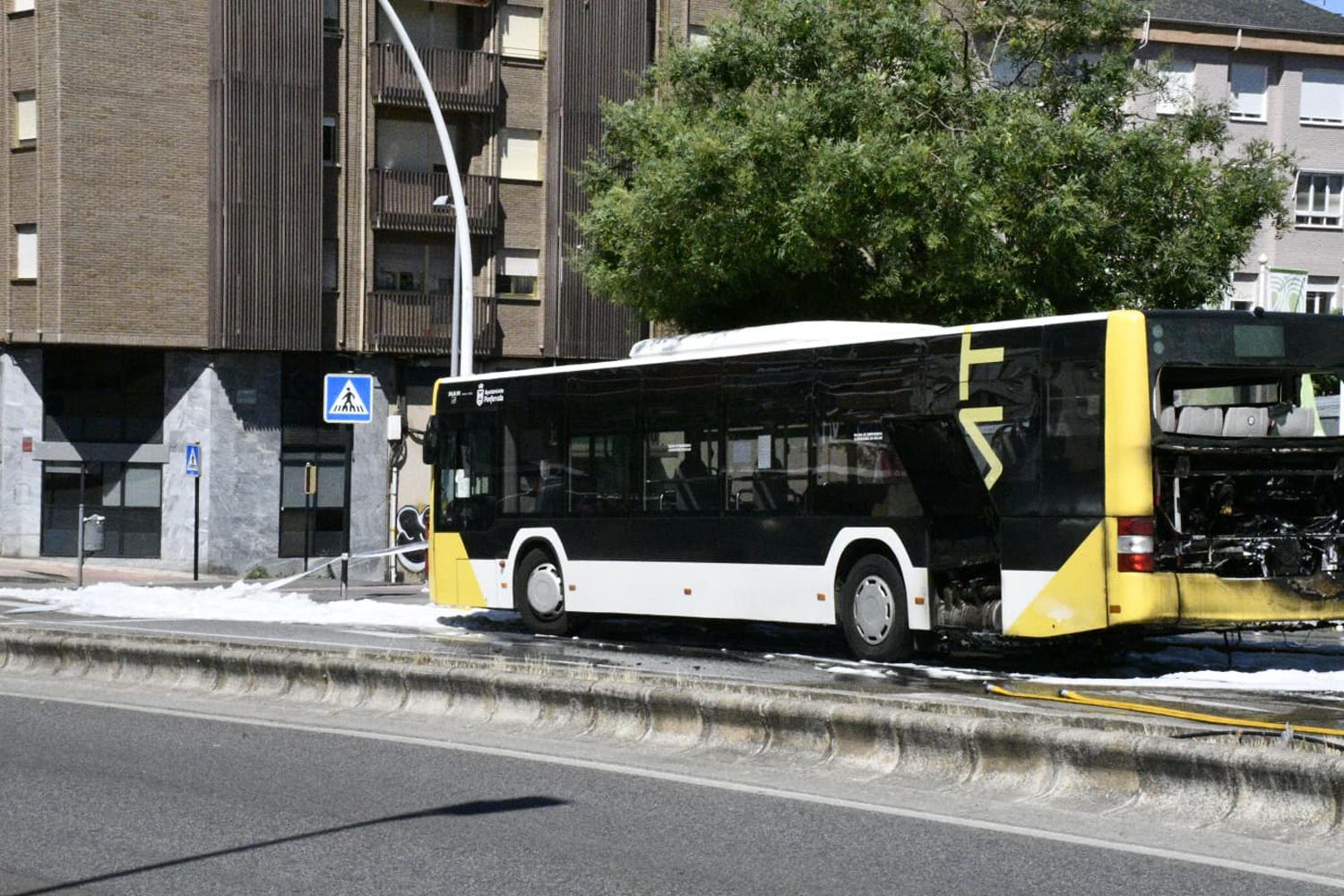 Autobús incendiado frente al Campus de Ponferrada (4) Autobús incendiado frente al Campus de Ponferrada (4)