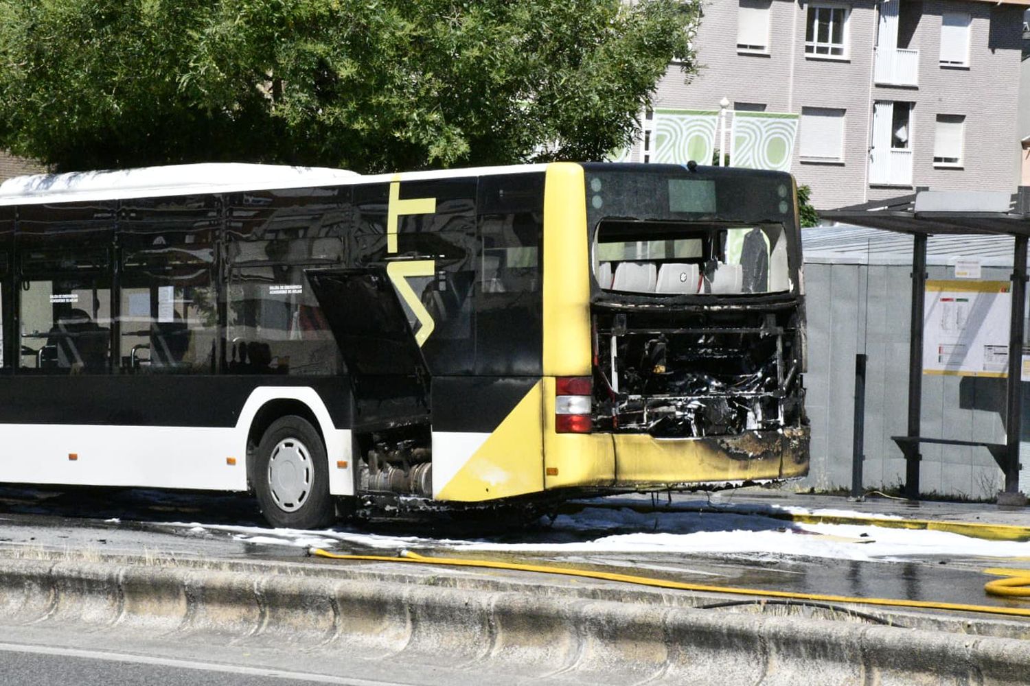 Autobús incendiado frente al Campus de Ponferrada | Foto: Dani Merino, InfoBierzo Autobús incendiado frente al Campus de Ponferrada | Foto: Dani Merino, InfoBierzo