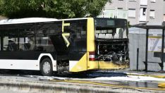 Autobús incendiado frente al Campus de Ponferrada | Foto: Dani Merino, InfoBierzo Autobús incendiado frente al Campus de Ponferrada | Foto: Dani Merino, InfoBierzo