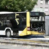 Autobús incendiado frente al Campus de Ponferrada | Foto: Dani Merino, InfoBierzo