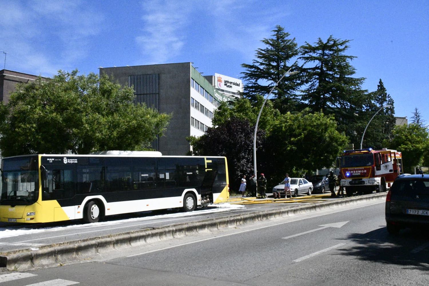 Autobús incendiado frente al Campus de Ponferrada (7) Autobús incendiado frente al Campus de Ponferrada (7)