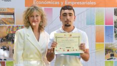 Tercer premio de la Olimpiada de Economía En la foto César Núñez Tercer premio de la Olimpiada de Economía En la foto César Núñez