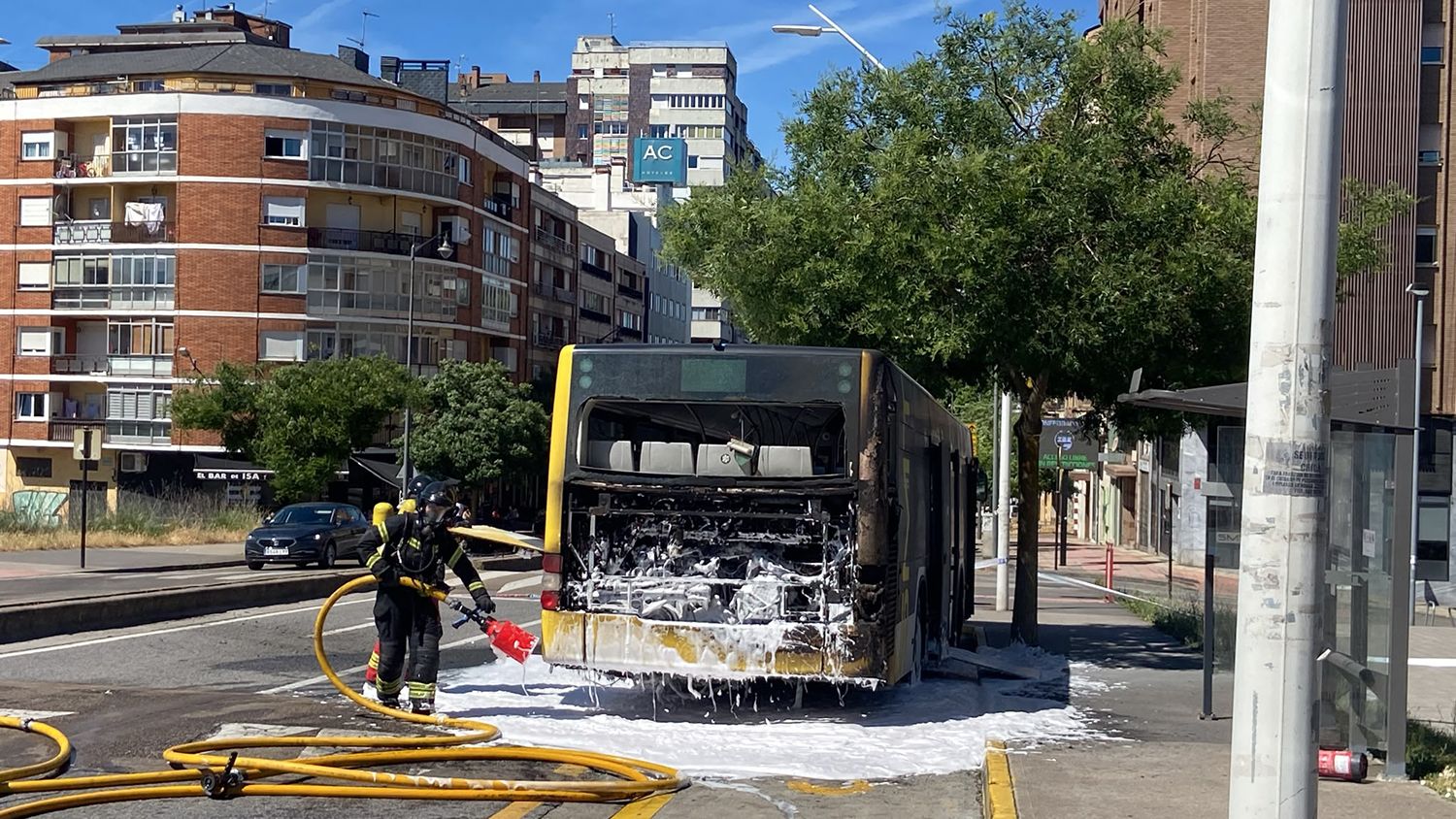 Autobús incendiado frente al Campus de Ponferrada 3 Autobús incendiado frente al Campus de Ponferrada 3