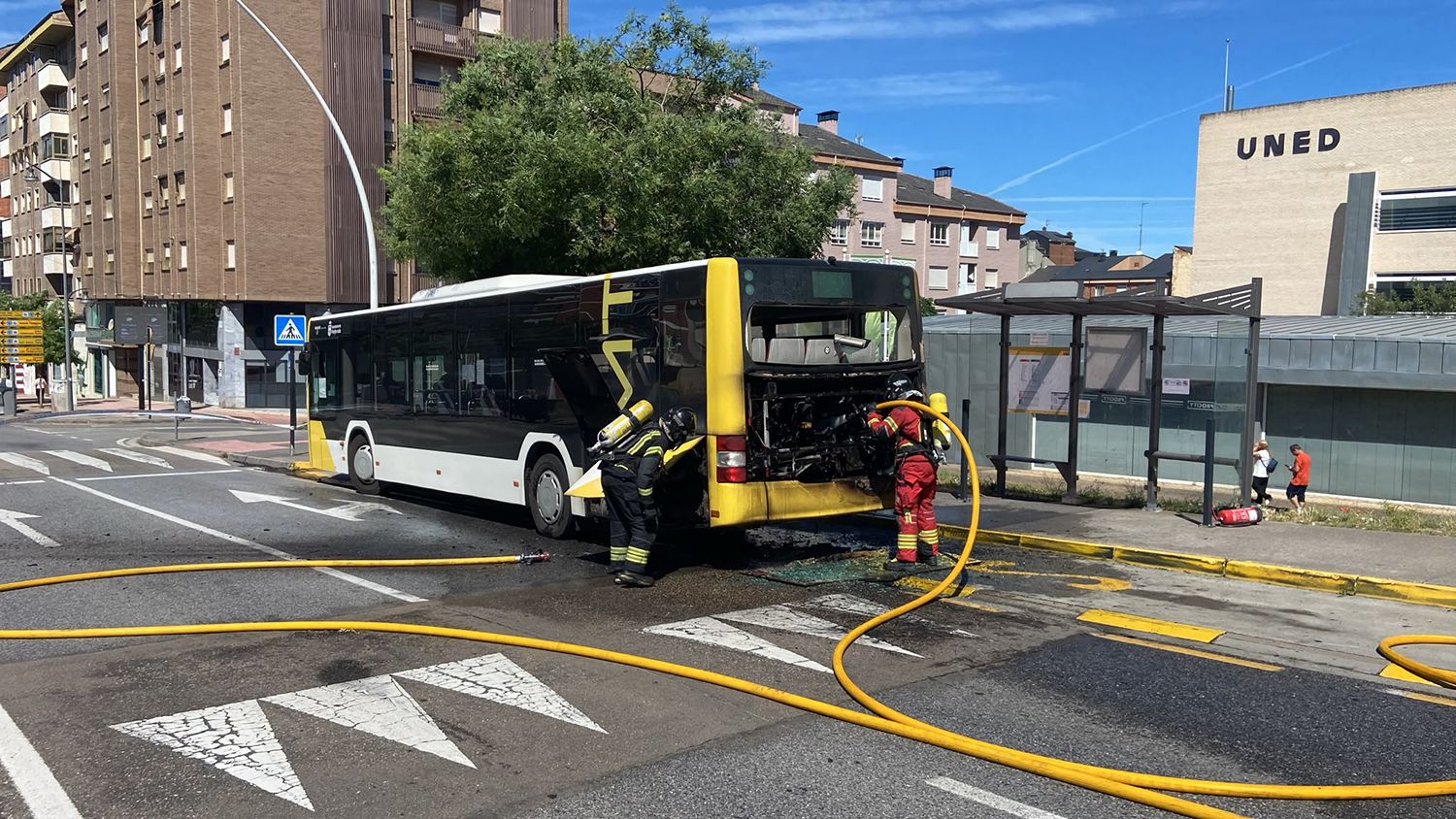 Autobús incendiado frente al Campus de Ponferrada 2 Autobús incendiado frente al Campus de Ponferrada 2