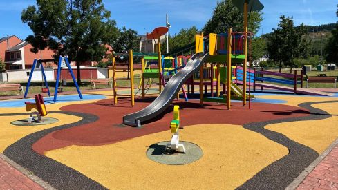El parque infantil de juegos en Compostilla renovado