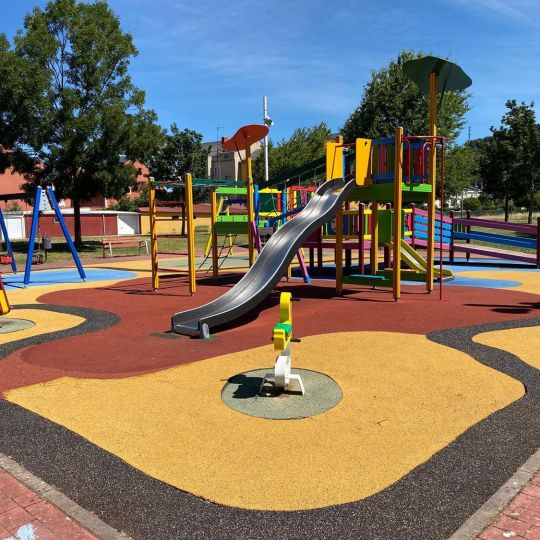 El parque infantil de juegos en Compostilla renovado El parque infantil de juegos en Compostilla renovado