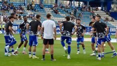 Jugadores de la Ponferradina calentando en el último partido en El Toralín (Daniel Merino / InfoBierzo)