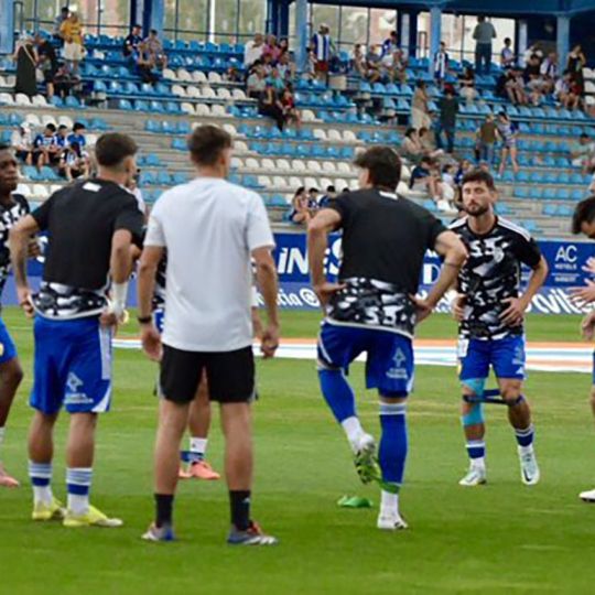 Jugadores de la Ponferradina calentando en el último partido en El Toralín (Daniel Merino / InfoBierzo)
