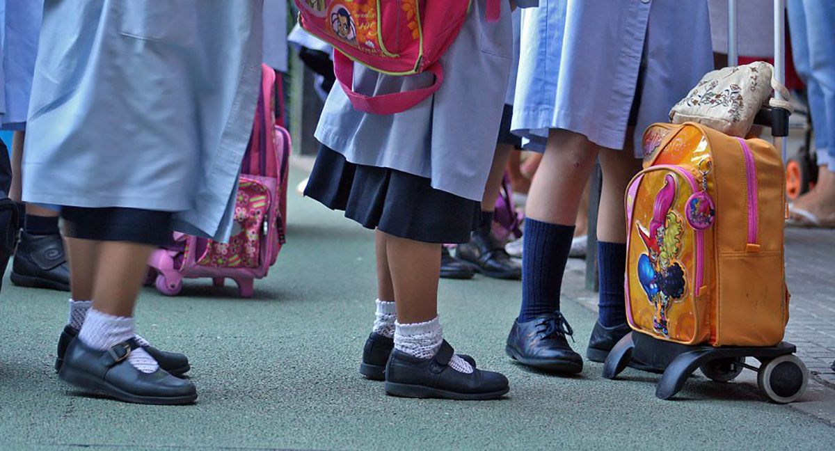 Niños y niñas en un colegio