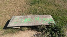 Pintadas xenófobas en el Paseo del río Sil en Ponferrada | Foto: Dani Merino, InfoBierzo Pintadas xenófobas en el Paseo del río Sil en Ponferrada | Foto: Dani Merino, InfoBierzo