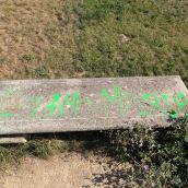 Pintadas xenófobas en el Paseo del río Sil en Ponferrada | Foto: Dani Merino, InfoBierzo Pintadas xenófobas en el Paseo del río Sil en Ponferrada | Foto: Dani Merino, InfoBierzo
