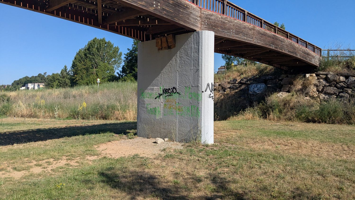 Pintadas xenófobas en el Paseo del río Sil en Ponferrada (4) Pintadas xenófobas en el Paseo del río Sil en Ponferrada (4)