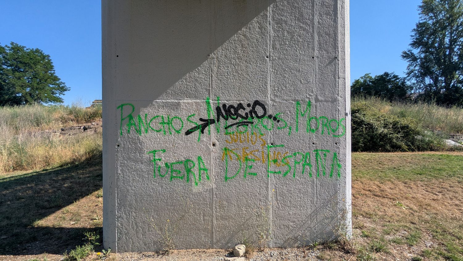 Pintadas xenófobas en el Paseo del río Sil en Ponferrada | Foto: Dani Merino, InfoBierzo Pintadas xenófobas en el Paseo del río Sil en Ponferrada | Foto: Dani Merino, InfoBierzo