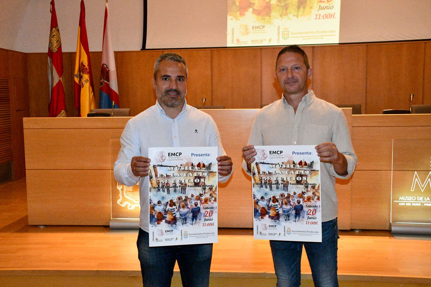 Presentación de Música en la calle. En la foto, el concejal de Comercio de Ponferrada, David Pacios (I), y el director de la Escuela de Música Ciudad de Ponferrada, Rubén Fernández (D) Presentación de Música en la calle. En la foto, el concejal de Comercio de Ponferrada, David Pacios (I), y el director de la Escuela de Música Ciudad de Ponferrada, Rubén Fernández (D)