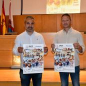 Presentación de Música en la calle. En la foto, el concejal de Comercio de Ponferrada, David Pacios (I), y el director de la Escuela de Música Ciudad de Ponferrada, Rubén Fernández (D)