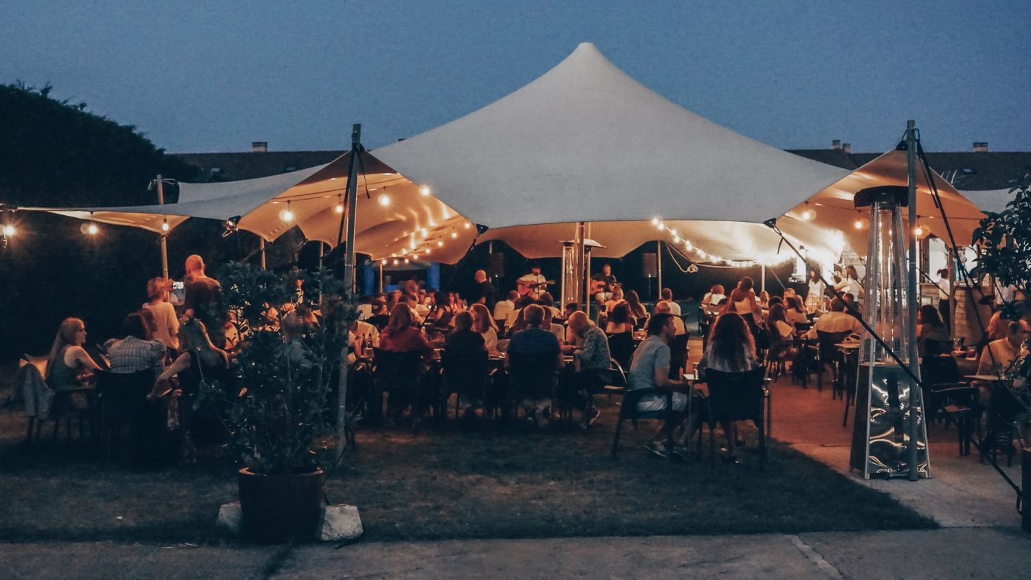 El nuevo punto de encuentro del verano en León: música, tardeo y gastronomía en ‘El Chiringo del Santiago’