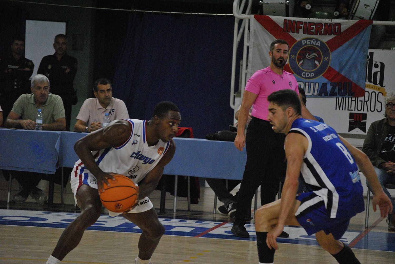 Chandler Jacobs en un partido contra el Clínica Ponferrada Chandler Jacobs en un partido contra el Clínica Ponferrada