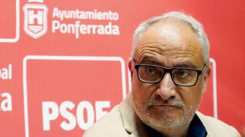 César Sánchez / ICAL . El portavoz del PSOE de Ponferrada, Olegario Ramón habla sobre las pintadas xenófobas del Paseo del Sil