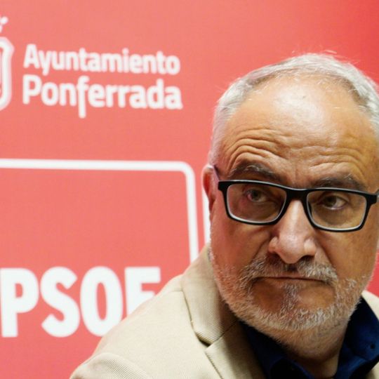 César Sánchez / ICAL . El portavoz del PSOE de Ponferrada, Olegario Ramón habla sobre las pintadas xenófobas del Paseo del Sil César Sánchez / ICAL . El portavoz del PSOE de Ponferrada, Olegario Ramón habla sobre las pintadas xenófobas del Paseo del Sil