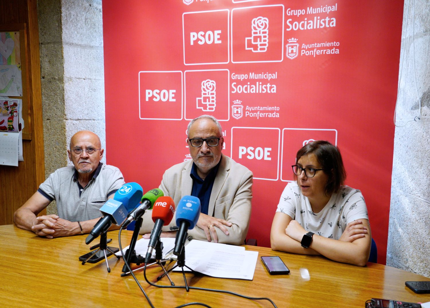 César Sánchez / ICAL. El portavoz del PSOE de Ponferrada, Olegario Ramón (C), junto a los concejales Pedro Fernández (I), y Silvia Blanco César Sánchez / ICAL. El portavoz del PSOE de Ponferrada, Olegario Ramón (C), junto a los concejales Pedro Fernández (I), y Silvia Blanco