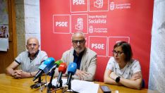 César Sánchez / ICAL. El portavoz del PSOE de Ponferrada, Olegario Ramón (C), junto a los concejales Pedro Fernández (I), y Silvia Blanco
