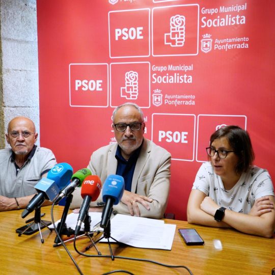 César Sánchez / ICAL. El portavoz del PSOE de Ponferrada, Olegario Ramón (C), junto a los concejales Pedro Fernández (I), y Silvia Blanco César Sánchez / ICAL. El portavoz del PSOE de Ponferrada, Olegario Ramón (C), junto a los concejales Pedro Fernández (I), y Silvia Blanco