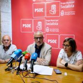 César Sánchez / ICAL. El portavoz del PSOE de Ponferrada, Olegario Ramón (C), junto a los concejales Pedro Fernández (I), y Silvia Blanco
