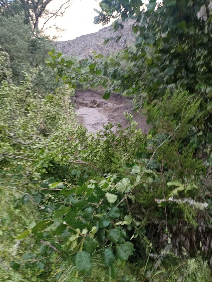 Corte de la carretera a Valle de Fornela por una tormenta| Foto: Facebook del Ayuntamiento de Peranzanes (2) Corte de la carretera a Valle de Fornela por una tormenta| Foto: Facebook del Ayuntamiento de Peranzanes (2)