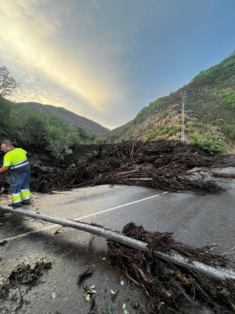 Corte de la carretera a Valle de Fornela por una tormenta| Foto: Facebook del Ayuntamiento de Peranzanes (4) Corte de la carretera a Valle de Fornela por una tormenta| Foto: Facebook del Ayuntamiento de Peranzanes (4)
