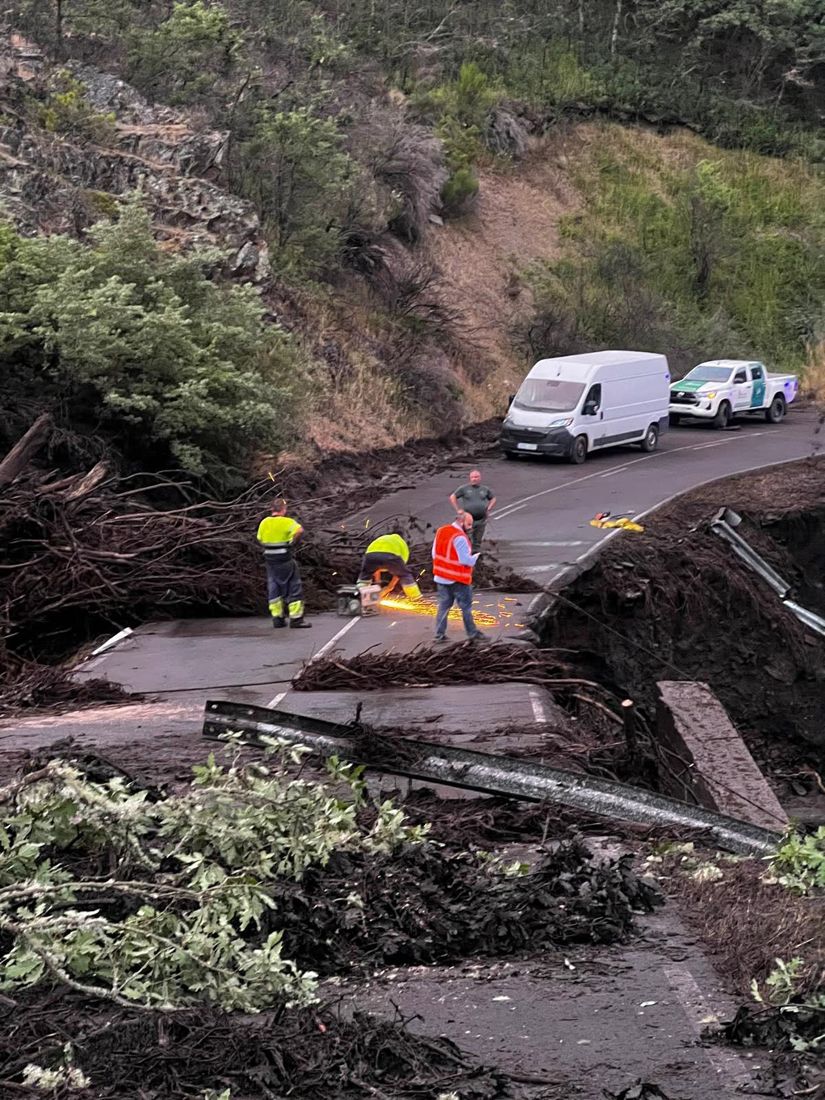 Corte de la carretera a Valle de Fornela por una tormenta| Foto: Facebook del Ayuntamiento de Peranzanes (5) Corte de la carretera a Valle de Fornela por una tormenta| Foto: Facebook del Ayuntamiento de Peranzanes (5)