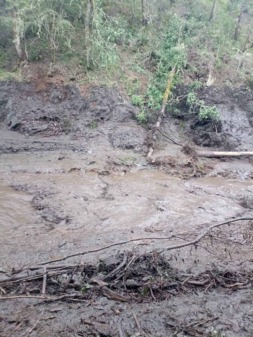 Corte de la carretera a Valle de Fornela por una tormenta| Foto: Facebook del Ayuntamiento de Peranzanes (6) Corte de la carretera a Valle de Fornela por una tormenta| Foto: Facebook del Ayuntamiento de Peranzanes (6)