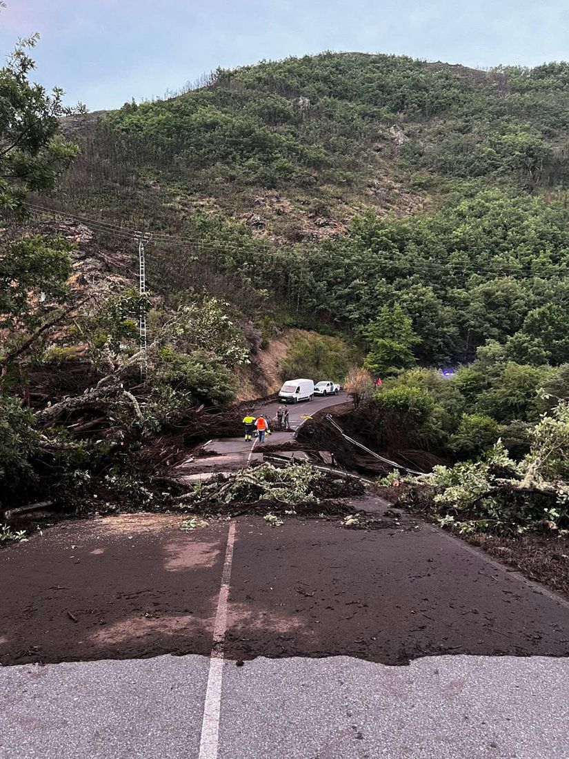 Corte de la carretera a Valle de Fornela por una tormenta| Foto: Facebook del Ayuntamiento de Peranzanes (7) Corte de la carretera a Valle de Fornela por una tormenta| Foto: Facebook del Ayuntamiento de Peranzanes (7)