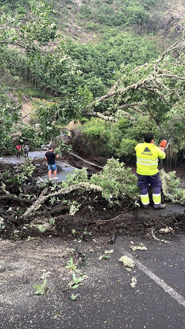 Corte de la carretera a Valle de Fornela por una tormenta| Foto: Facebook del Ayuntamiento de Peranzanes (9) Corte de la carretera a Valle de Fornela por una tormenta| Foto: Facebook del Ayuntamiento de Peranzanes (9)