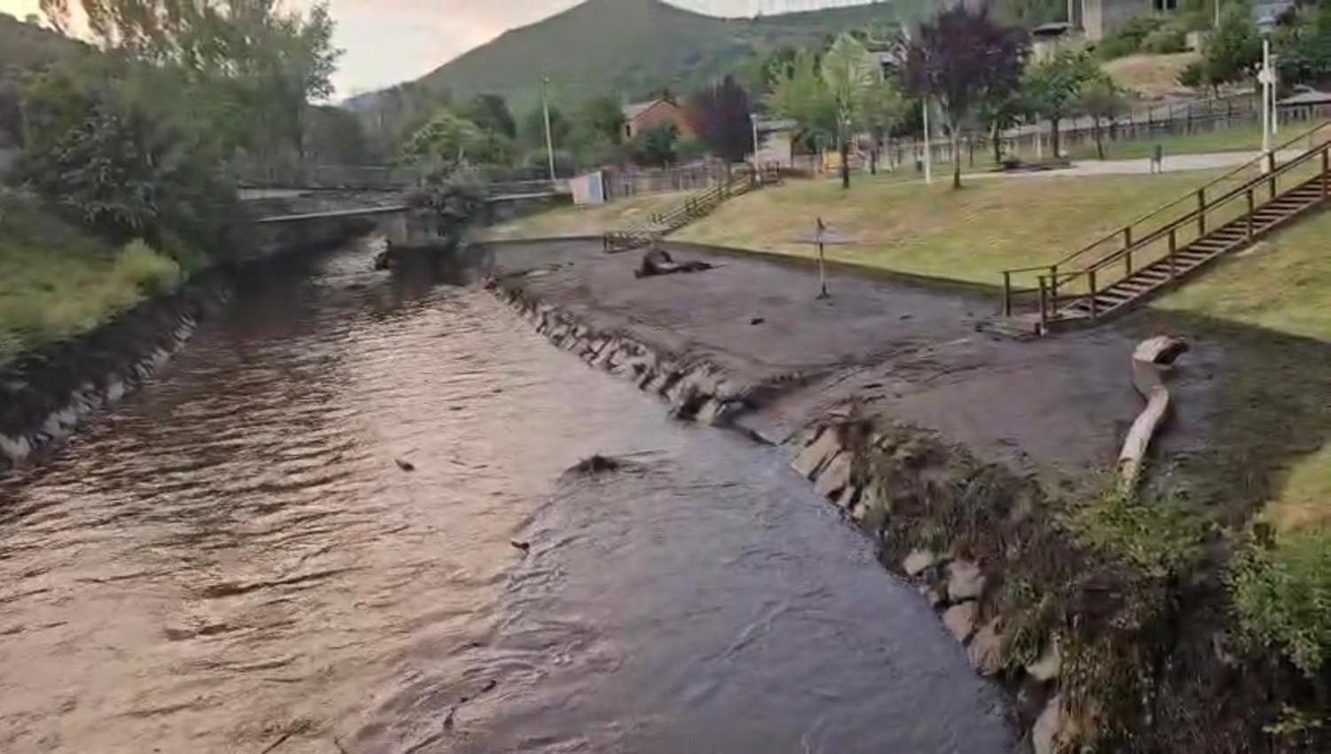 Playa fluvial de Bárcena de la Badía inundada | Cedida a Infobierzo Playa fluvial de Bárcena de la Badía inundada | Cedida a Infobierzo