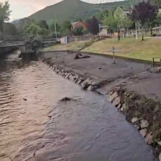 Playa fluvial de Bárcena de la Badía inundada | Cedida a Infobierzo Playa fluvial de Bárcena de la Badía inundada | Cedida a Infobierzo