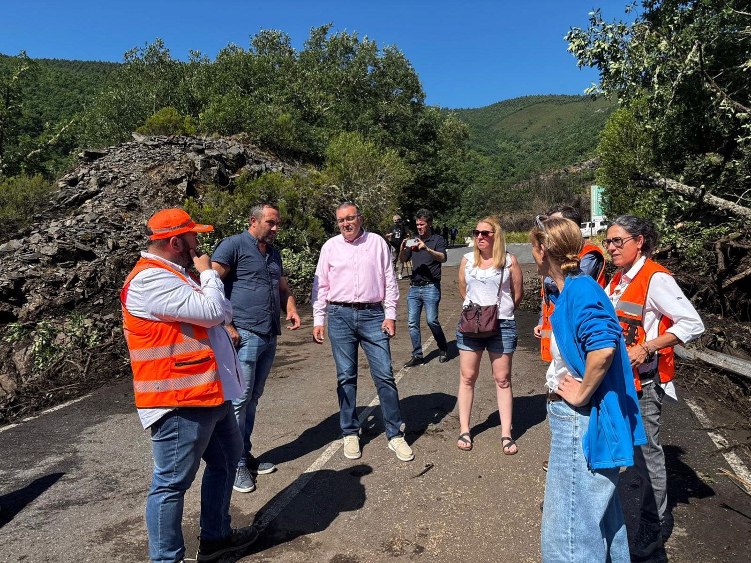 Miembros de la Diputación en el Valle de Fornela Miembros de la Diputación en el Valle de Fornela