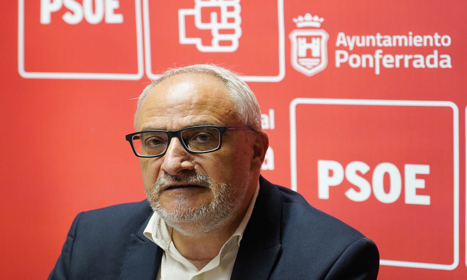 El portavoz del PSOE de Ponferrada, Olegario Ramón, durante su comparecencia para valorar los tres años de gobierno de PP y Coalición por el Bierzo en la capital berciana | César Sánchez / ICAL El portavoz del PSOE de Ponferrada, Olegario Ramón, durante su comparecencia para valorar los tres años de gobierno de PP y Coalición por el Bierzo en la capital berciana | César Sánchez / ICAL