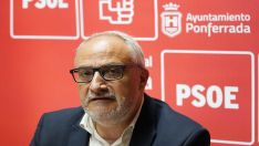 El portavoz del PSOE de Ponferrada, Olegario Ramón, durante su comparecencia para valorar los tres años de gobierno de PP y Coalición por el Bierzo en la capital berciana | César Sánchez / ICAL El portavoz del PSOE de Ponferrada, Olegario Ramón, durante su comparecencia para valorar los tres años de gobierno de PP y Coalición por el Bierzo en la capital berciana | César Sánchez / ICAL