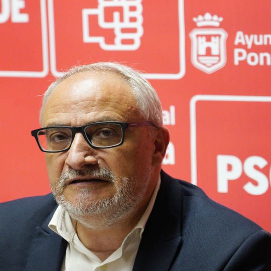 El portavoz del PSOE de Ponferrada, Olegario Ramón, durante su comparecencia para valorar los tres años de gobierno de PP y Coalición por el Bierzo en la capital berciana | César Sánchez / ICAL El portavoz del PSOE de Ponferrada, Olegario Ramón, durante su comparecencia para valorar los tres años de gobierno de PP y Coalición por el Bierzo en la capital berciana | César Sánchez / ICAL