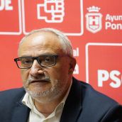El portavoz del PSOE de Ponferrada, Olegario Ramón, durante su comparecencia para valorar los tres años de gobierno de PP y Coalición por el Bierzo en la capital berciana | César Sánchez / ICAL 