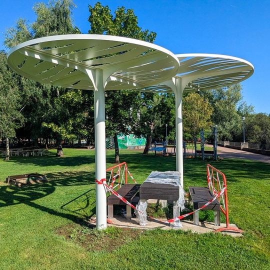 Merenderos en las zonas de sombra del Parque de la Concordia 2