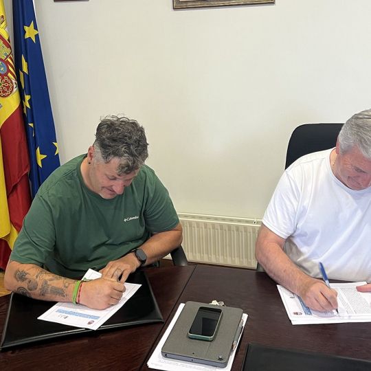 Firma del convenio entre el Ayuntamiento de Carracedelo y la Asociación Berciana de Agricultores Firma del convenio entre el Ayuntamiento de Carracedelo y la Asociación Berciana de Agricultores