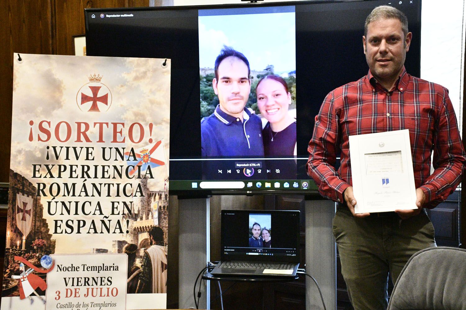 Iván Alonso, Concejal de Turismo, presenta a la pareja ganadora de la Cena Romántica de la Noche Templaria de Ponferrada Iván Alonso, Concejal de Turismo, presenta a la pareja ganadora de la Cena Romántica de la Noche Templaria de Ponferrada