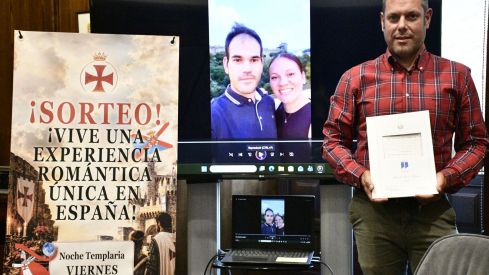 Iván Alonso, Concejal de Turismo, presenta a la pareja ganadora de la Cena Romántica de la Noche Templaria de Ponferrada | Foto: Dani Merino, InfoBierzo Iván Alonso, Concejal de Turismo, presenta a la pareja ganadora de la Cena Romántica de la Noche Templaria de Ponferrada | Foto: Dani Merino, InfoBierzo