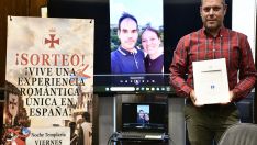 Iván Alonso, Concejal de Turismo, presenta a la pareja ganadora de la Cena Romántica de la Noche Templaria de Ponferrada | Foto: Dani Merino, InfoBierzo Iván Alonso, Concejal de Turismo, presenta a la pareja ganadora de la Cena Romántica de la Noche Templaria de Ponferrada | Foto: Dani Merino, InfoBierzo