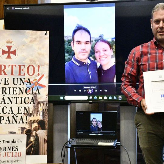 Iván Alonso, Concejal de Turismo, presenta a la pareja ganadora de la Cena Romántica de la Noche Templaria de Ponferrada | Foto: Dani Merino, InfoBierzo