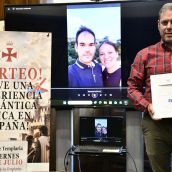 Iván Alonso, Concejal de Turismo, presenta a la pareja ganadora de la Cena Romántica de la Noche Templaria de Ponferrada | Foto: Dani Merino, InfoBierzo
