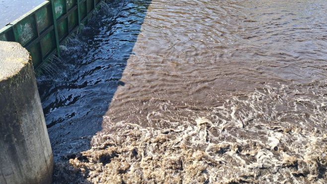 El arrastre de lodos en el río Boeza pone en alerta a La Ribera de Folgoso ante la posibilidad de que las reservas de agua se agoten en poco tiempo El arrastre de lodos en el río Boeza pone en alerta a La Ribera de Folgoso ante la posibilidad de que las reservas de agua se agoten en poco tiempo