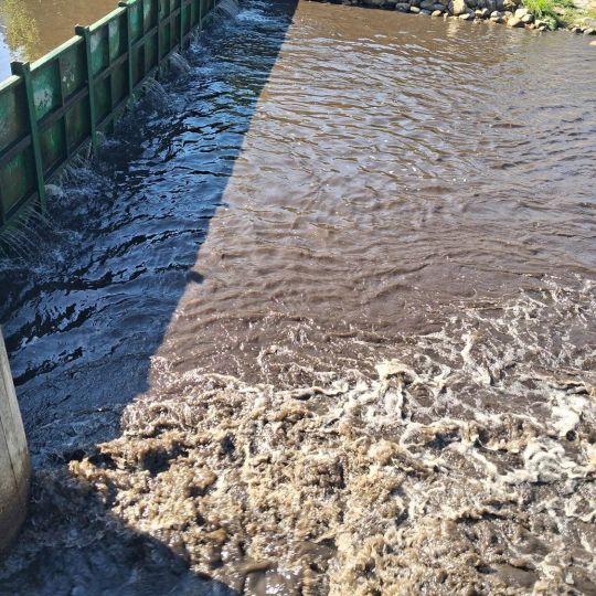 El arrastre de lodos en el río Boeza pone en alerta a La Ribera de Folgoso ante la posibilidad de que las reservas de agua se agoten en poco tiempo